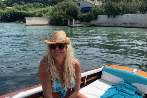 Saint-Tropez: Tour privato in barca classica RIVATour privato di 1 ora in barca classica RIVA