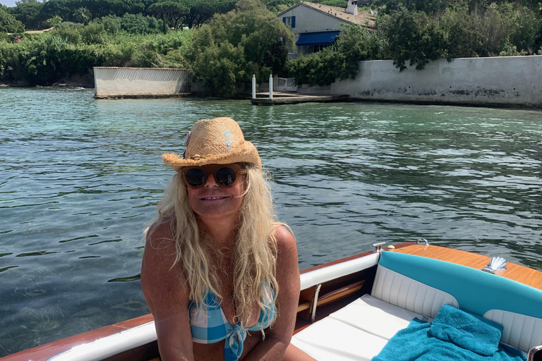 Saint-Tropez: Tour privato in barca classica RIVATour privato di 1 ora in barca classica RIVA