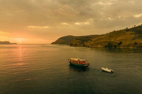 Komodo Premier Voyage: Full-Day 4 Stops & Sunset Cruise
