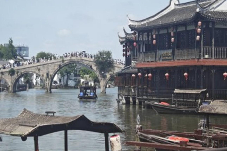 Shanghai: Zhujiajiao Water Town & Yuandang Lake Cycling Trip