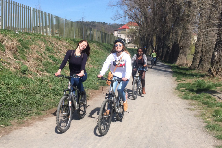 Passeio de bicicleta pelo campo até o Castelo de Karlstejn.Excursão de bicicleta de dia inteiro ao Castelo Karlstejn de Praga