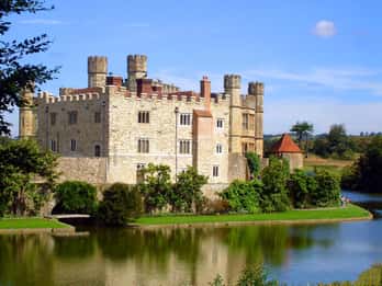 Leeds Castle, Canterbury, Dover, Greenwich Boat Ride & Snack