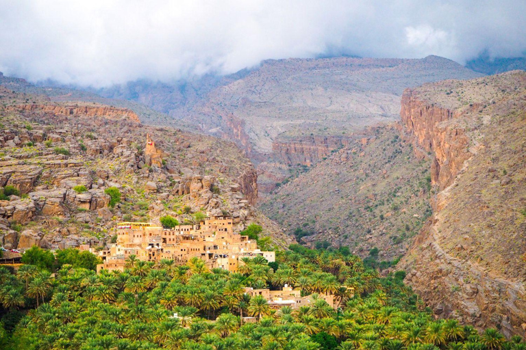 Muscat: Nizwa Fort and Old Al Hamra Village Full-Day Tour