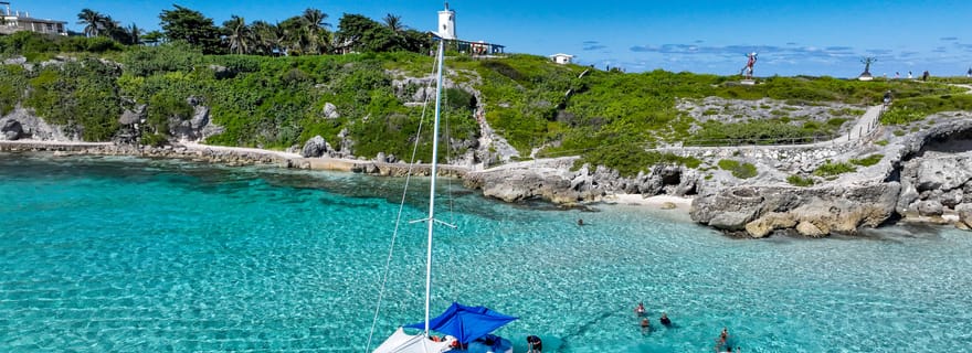 Isla Mujeres : Journée complète en catamaran privé avec plongée en apnée