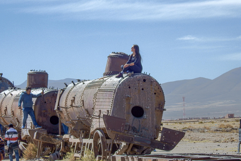 Uyuni: 3-Day Salt Flats, Lagoons, and Geysers Tour ENGLISH-SPEAKING GUIDE