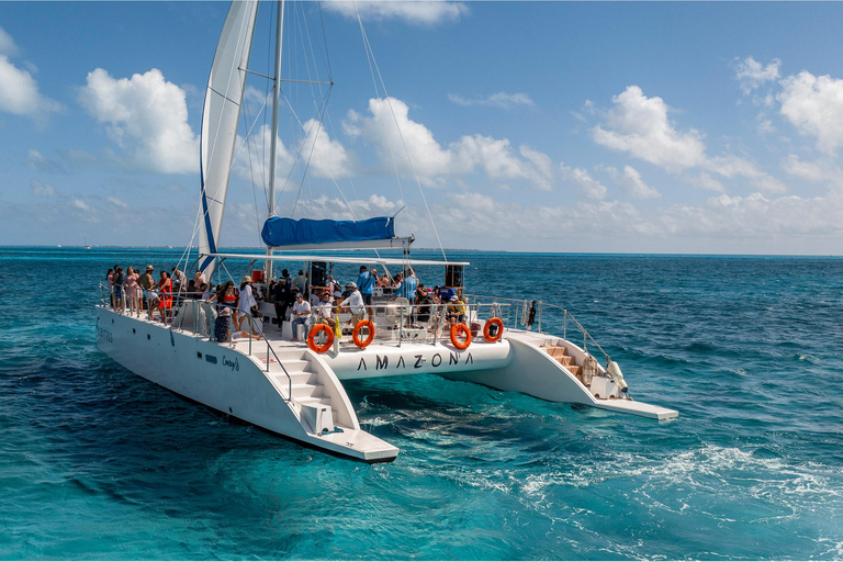 Cancún: Crociera in catamarano a Isla Mujeres con snorkeling