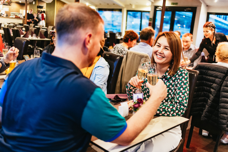 Budapest: Dinner-Kreuzfahrt mit Operette und Folklore-Show7-Gänge-Menü