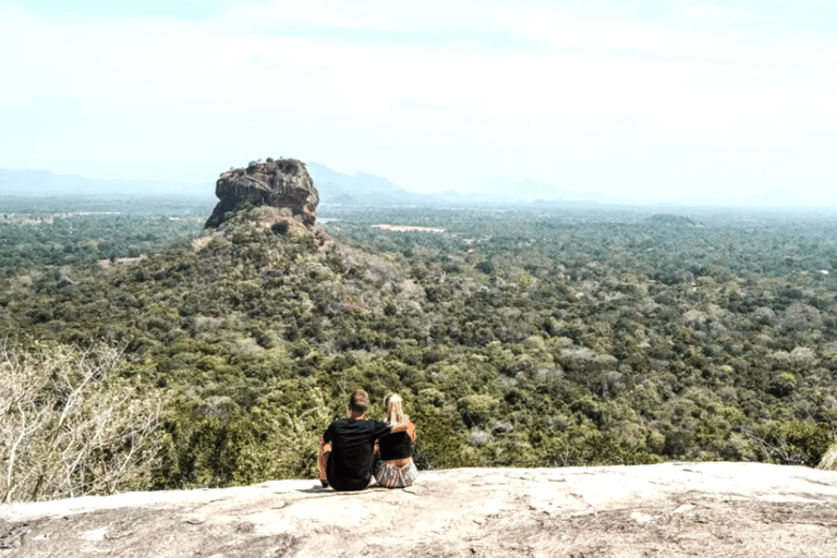 Depuis Colombo : Excursion d&#039;une journée à Sigiriya et au rocher de Pidurangala