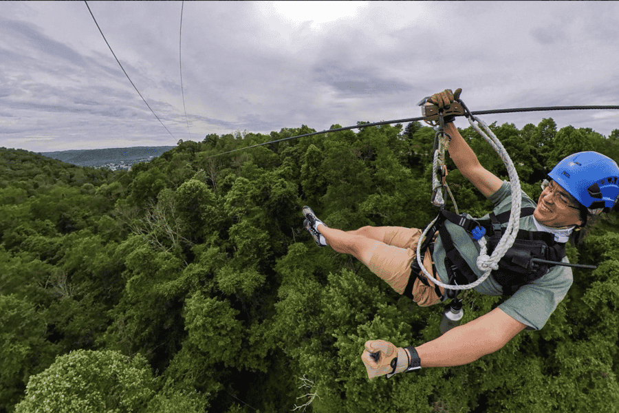 Moundsville: Wunderbare Zipline Tour (4 Zips & 2 Skybridge). Foto: GetYourGuide