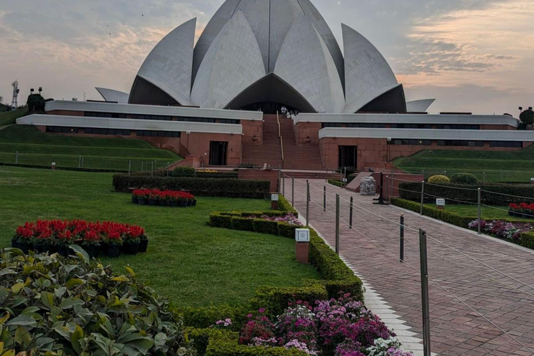 Delhi: Lotus Temple Sunrise Walking Tour with Guide