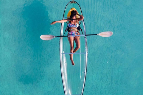 La playa de Kendwa; Un kayak transparenteDespejar el kayak con Fotografía con dron