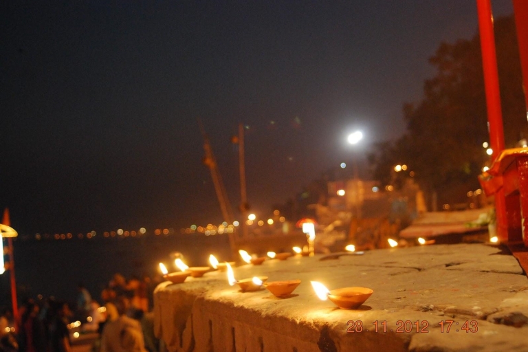 Varanasi Day Tour - bateau, marche, temple de yoga, lutteVisite de Varanasi