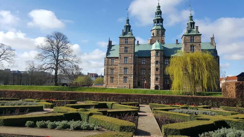 Copenhagen: Rosenborg Palace Tour in Spanish with tickets