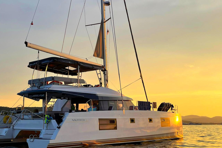 Chania: Crociera privata di un giorno in catamarano con nuoto e pastoChania: crociera privata in catamarano con nuoto e pasto