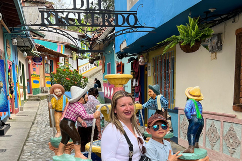 Medellín: Guatapé & El Peñol with Hotel Pick Up