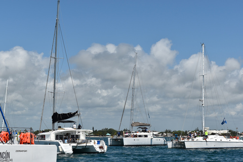 Cancún: Alleen voor volwassenen Catamaran naar Isla Mujeres &amp; SnorkeltourAlleen toegang Geen vervoer