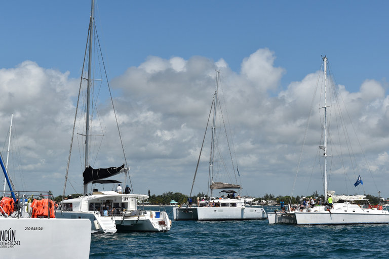 Cancún: Alleen voor volwassenen Catamaran naar Isla Mujeres &amp; SnorkeltourAlleen toegang Geen vervoer