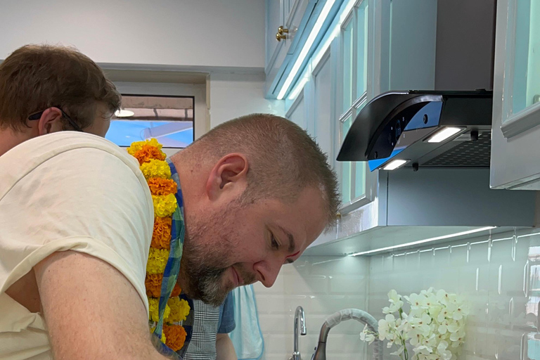 Mumbai: lezione di cucina indiana a casa di una famiglia del postoMumbai: lezione di cucina indiana a casa di una famiglia