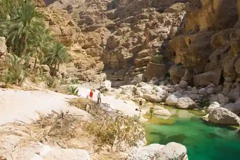 Odkryj cud natury Wadi Shab i Bhimma Sinkhole