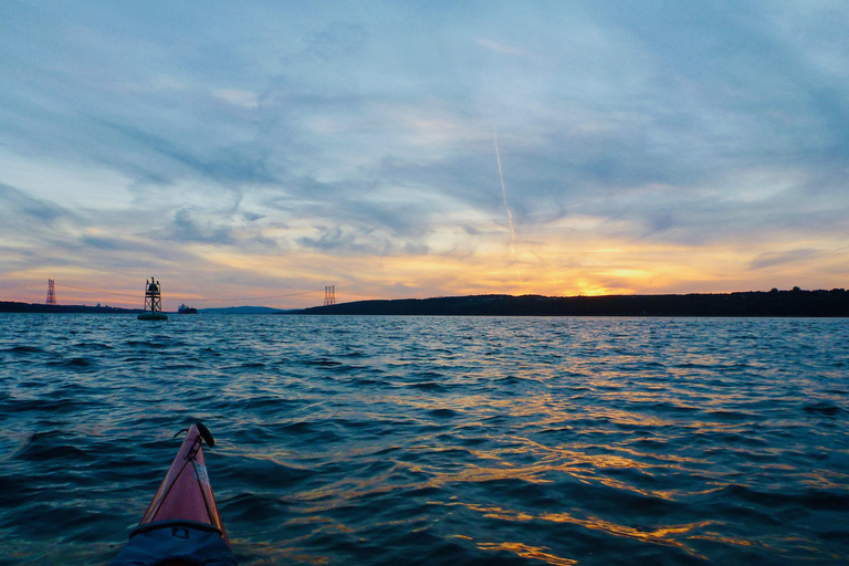 Wycieczka kajakiem morskim o zachodzie słońca w Quebec City z Mapple WineSpływ kajakowy o zachodzie słońca - spotkanie na wyspie Orleans