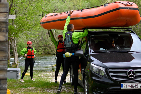 Da Spalato: Rafting, esplorazione di grotte, salto dalle scogliere con picnic