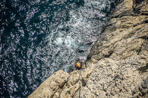 Séance de découverte de l'escalade dans les Calanques près de Marseille