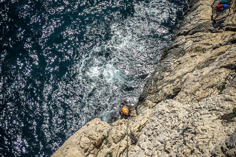 Séance de découverte de l'escalade dans les Calanques près de Marseille