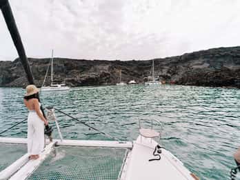 Santorini katamarankryssning med simning, måltid och öppen bar