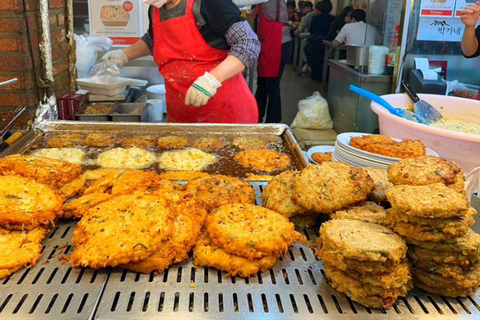 Seúl: Hanok, luces de la ciudad y palacio, tour de día y nochePunto de encuentro: Estación Hongik Univ. Salida n.º 8.