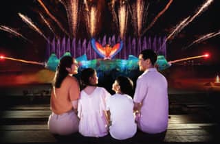 Von Tag zu Nacht: Singapore River Cruise, Wings of Time, Sentosa