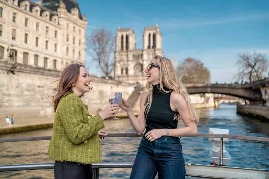 Paris: Abendliche Flusskreuzfahrt mit Champagner ab Notre Dame. Foto: GetYourGuide