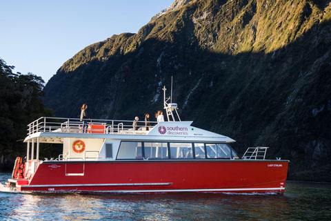 Desde Queenstown: vuelo y crucero por Milford Sound con almuerzoDesde Queenstown: vuelo y crucero por Milford Sound con almuerzo incluido