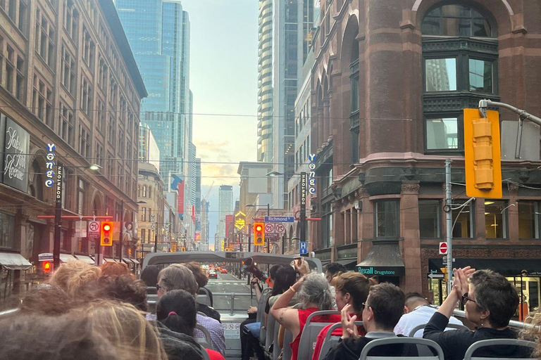 Toronto: City Sightseeing rondleiding met gids per bus in de avond
