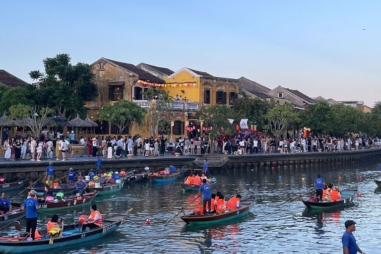 Hoi An - en båttur med lyktor Båtresa med lyktor på Hoai-floden