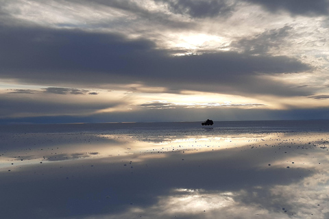 2-Tage Salzwiesen Privatrundreise ab Uyuni im Regen