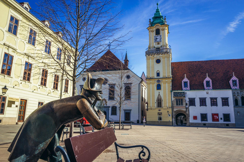 Tour privado a pie por el casco antiguo de Bratislava con crucero por el Danubio