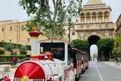 Palermo: Tour of the historic center by little train