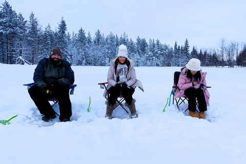 Avventura di pesca sul ghiaccio a Levi con zuppa di salmoneAvventura di pesca sul ghiaccio a Levi con la zuppa di salmone