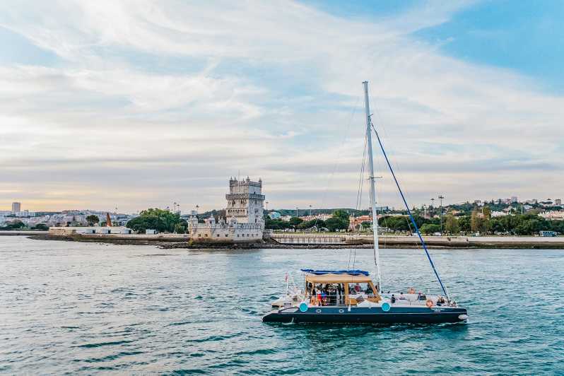 Lisboa: tour en catamarán al atardecer con música y una bebida