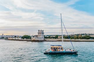 Lissabon: Katamaran-Tour bei Sonnenuntergang mit Musik und einem Getränk