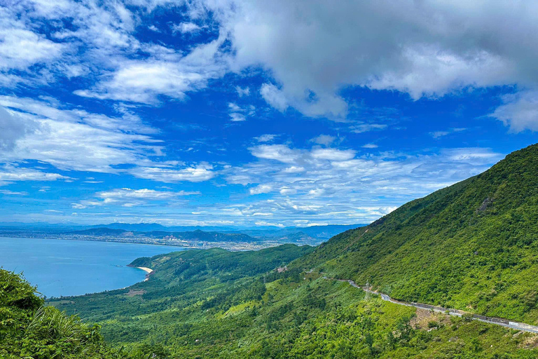 Von Hue aus: Hoi An Bustransfer mit Hai Van Pass &amp; Marmor ...