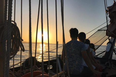 Cartagena : Promenade en bateau pirate au coucher du soleil à Carthagène+bar ouvert