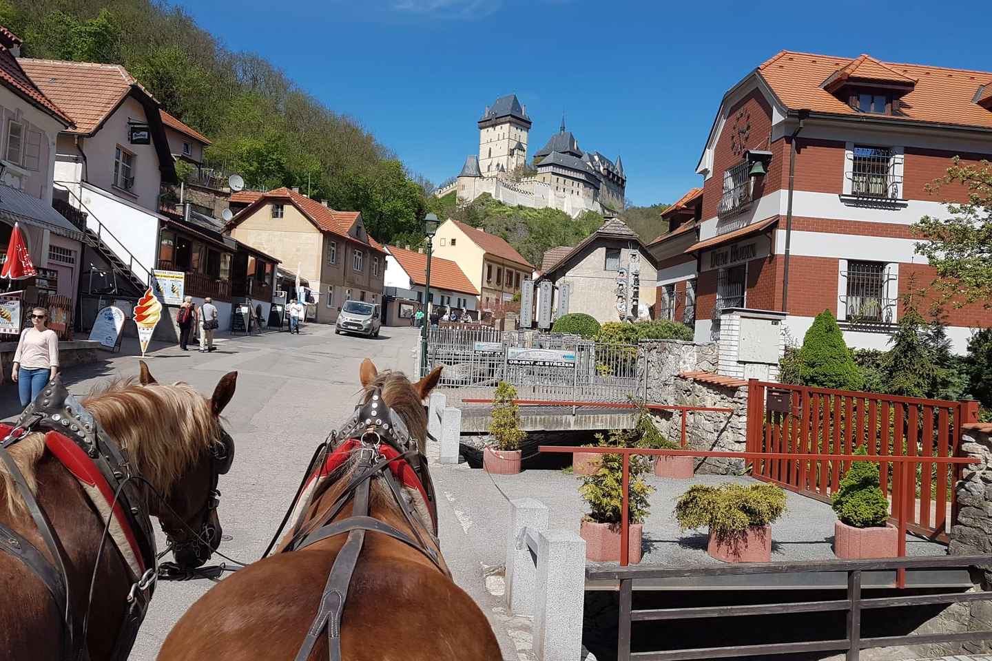 Castillo de Karlštejn en carruaje tirado por caballos