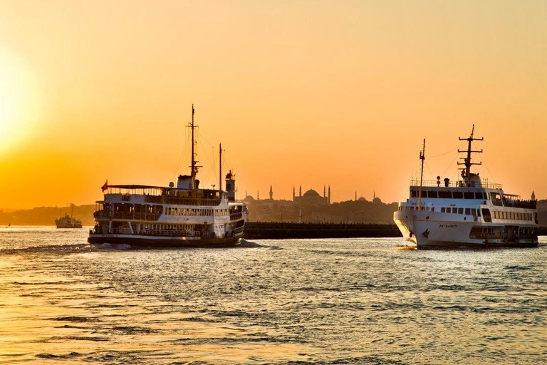 Istanbul: Taste of Turkey with Europe & Asia by Ferry Tour en Español