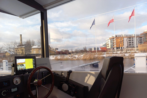 Nuevo autobús acuático diminuto en el río Motława de Gdańsk