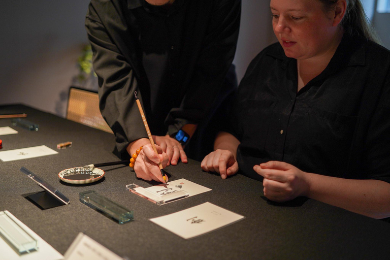 Taller de caligrafía en Kioto: diseña tu logotipo kanji en papel washiTaller de caligrafía en Kioto: diseña tu logotipo kanji en washi