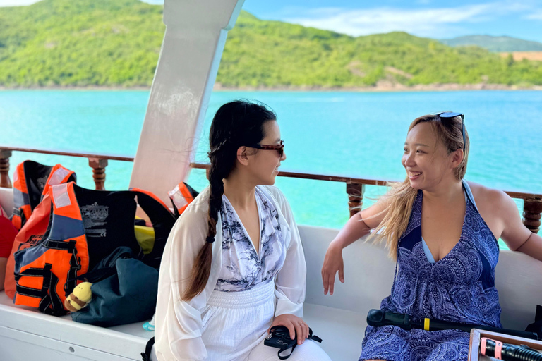 Hong Kong Sai Kung Full Day Snorkelling and Beach Yacht Tour