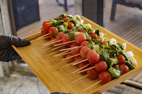 Dubaj: rejs po superjachcie z posiłkiem w formie bufetuRejs o zachodzie słońca z kolacją