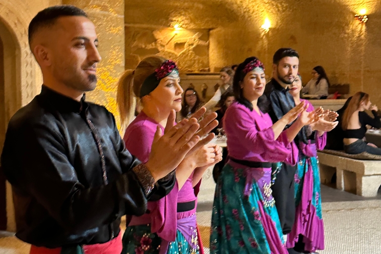 Espectáculo nocturno tradicional turco y cenaOrtahisar: Espectáculo nocturno tradicional y cena en una cueva