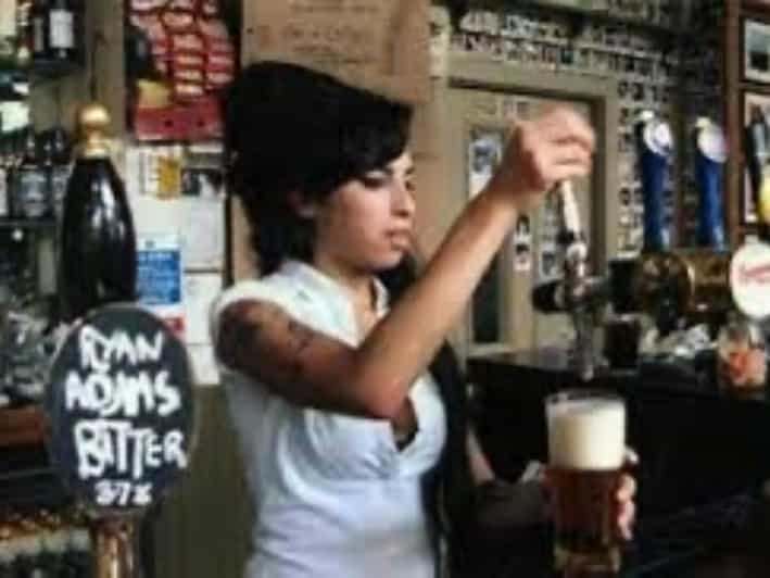 London: Amy Winehouse Bar Tour with Drinks and Snacks
